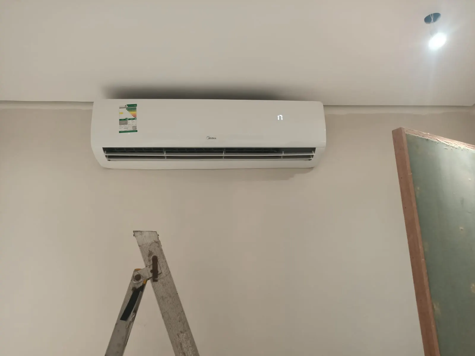 Split AC installation by Samra Facilities in Dubai