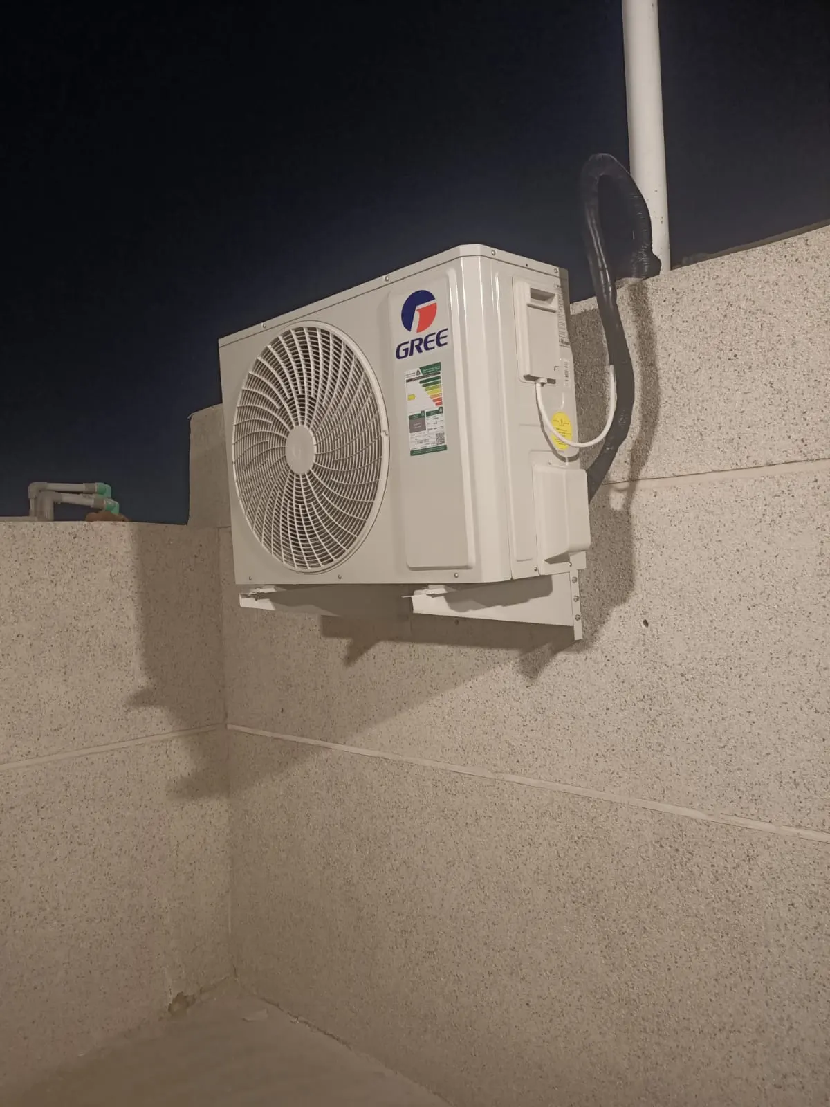 Outdoor AC unit install by Samra Facilities in Dubai