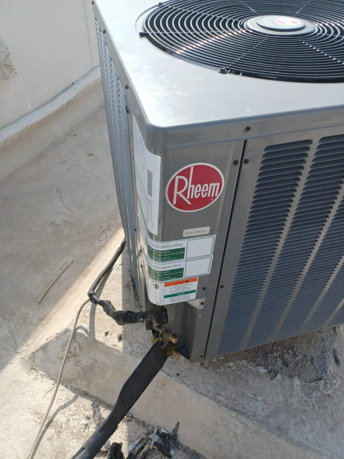 Outdoor AC unit installed on a Dubai balcony by Samra Facilities