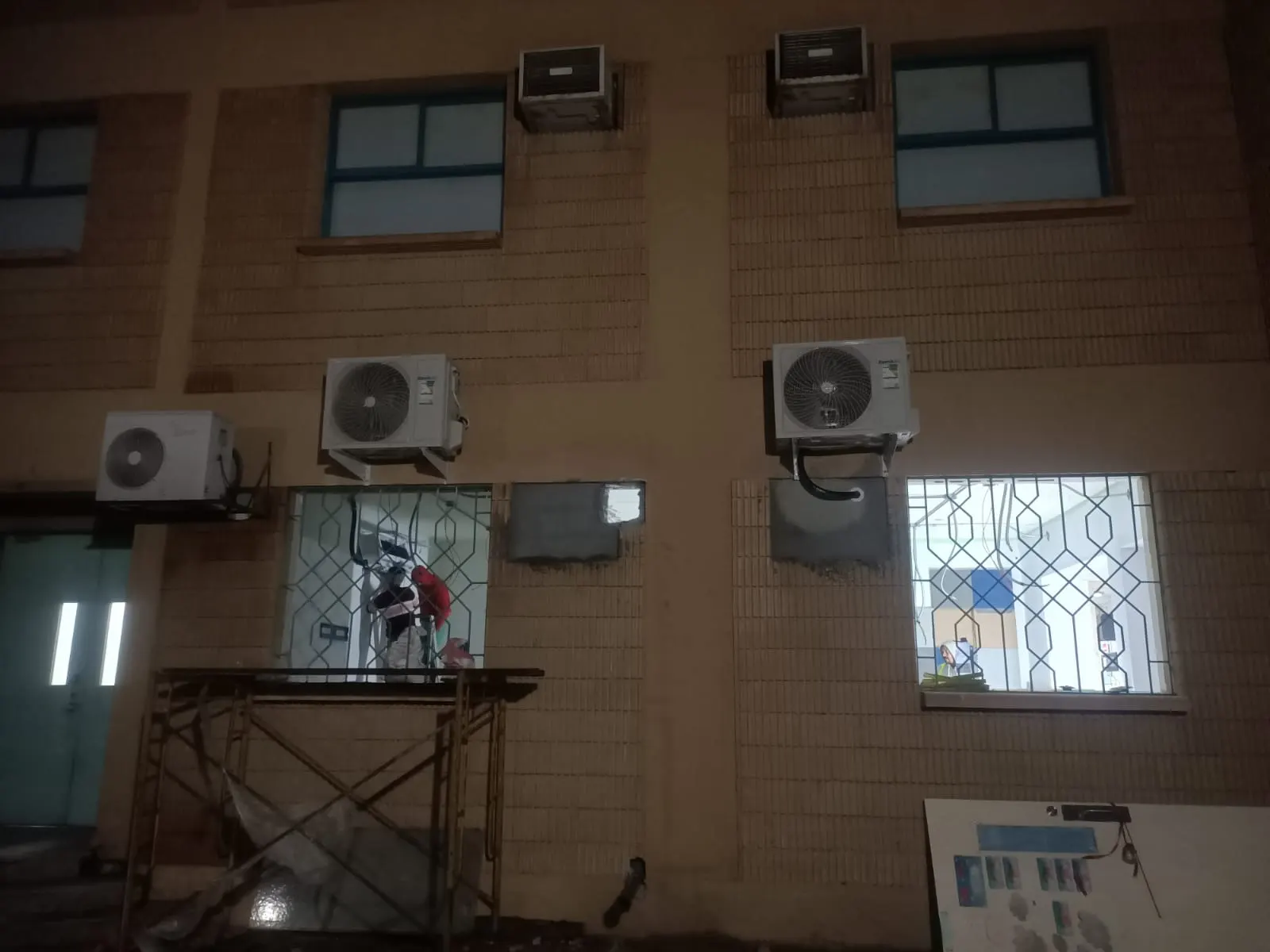 Outdoor AC unit installation on a Dubai wall bracket by Samra Facilities
